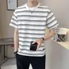 Verano 2025 Nuevo Retro Americano de Gama Alta Camiseta de Manga Corta con Bloques de Color y Parches Rayados Moda Masculina Versátil de Media Manga