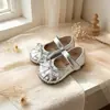 Sapatos de Couro para Meninas 2026 Nova Temporada Primavera/Outono Sapatos de Princesa com Laço Prata para Crianças Sapato Único de Solado Macio para Apresentação de Menininha Tendência