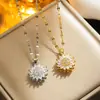 Collar giratorio de acero de titanio con girasol, una pieza de joyería de alta gama lujosa y versátil, con un diseño giratorio de trébol de cuatro hojas para la buena suerte