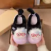 Pantuflas de algodón esponjosas, extra suaves y modernas, desmontables para mujer, nuevo estilo de invierno 2026, diseño de dibujos animados moderno y lindo con diseño de punta cerrada