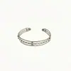 Empilhável! [Diamante lapidação princesa + cristal branco] Pulseira larga de prata escovada, um novo design com toque luxuoso e de alta qualidade, com fecho de fecho