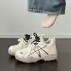 Zapatillas deportivas casuales blancas de entrenamiento alemán, versión coreana de primavera, zapatos para mujer de suela gruesa que aumentan la altura, nuevos zapatos retro versátiles Forrest Gump 2026