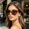 Nuevas Gafas de Sol Casuales Retro Americanas para Mujer con Montura Cuadrada Clásica y Remaches, Adecuadas para Protección Solar al Aire Libre y Versátiles para Viajar