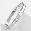 Popularidad Transfronteriza Personalidad Estilo Europeo y Americano Joyería de Mano de Lujo Ligero Nicho para Mujer Sensación de Alta Gama Diseño Incrustado con Pedrería Elegante Pulsera de Acero de Titanio