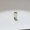 Sinos pendentes de liga de zinco são adequados para roupas e bagagens, com uma alça de conexão de 5 mm e furos para parafusos