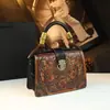 2026 Nova Bolsa de Mão Elegante Vintage com Flores em Relevo e Alça de Bambu Couro Genuíno Grande Capacidade Bolsa Feminina Estilo Étnico para Mulheres de Meia-Idade
