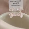 Tonalidade rosa suave, de conto de fadas, luxo leve, design plissado, estética de nicho, elegância francesa, estilo delicado, brincos versáteis para o dia a dia