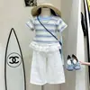 Novo Conjunto de Verão 2026 para Meninas: Conjunto de Duas Peças Top Dopamine Girl de Renda Listrada com Manga Curta e Calça Cropped