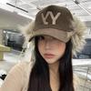 Corea del Sur Otoño e Invierno Nuevo Gorro de Piel Sintética Bordado con Letra Yy para Mujer, Grueso de Pana Cálido con Protección para las Orejas, Gorro Lei Feng