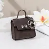 Encanto de Bolso Retro Llavero Billetera Bolsa para Guardar Llaves de Coche Sobre Rojo Funda para Auriculares Colgante Versátil para Bolso