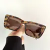 Nuevas Gafas de Sol Pequeñas Cuadradas con Montura Grande Europea y Americana que Muestran el Rostro para Mujer con Novedoso Diseño de Varilla de Rombo, Protección Solar Retro y de Alta Gama