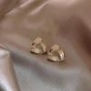 Pendientes Dorados de Lujo Ligero Vintage de Alta Gama para Mujer 2026 Nuevo Estilo Pendientes de Perla con Agujas de Plata Diseño de Nicho Accesorios Metálicos para Orejas