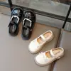 Sapatos de couro com laço e acabamento em renda para meninas, nova coleção primavera/outono 2024, estilo Mary Jane com sola macia, sapatos de princesa da moda para crianças