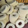 Engrenagens e pinhões de nylon feitos sob medida, incluindo engrenagens serrilhadas e componentes redutores de ruído, bem como engrenagens plásticas de transmissão de nylon