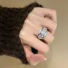 Anillo de Diamante Redondo Grande de Lujo Ligero de Grado Alto Estilo Antiguo Medio Incrustado con Circonita Exquisito de Moda Nicho Apilable Anillo para el Dedo Versátil