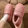 Chinelos de algodão impermeáveis para homens, novo estilo de inverno 2026, quentes e confortáveis para uso interno, com sola grossa, design antiderrapante e cabedal semelhante a couro, também adequados para mulheres usarem ao ar livre