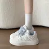 Zapatos de pan de lunares para mujer, nuevo estilo coreano 2026, versátiles, diseño de nicho, suela gruesa, zapatillas casuales para estudiantes