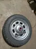 Kit de roda, pneu e eixo para carrinho de mão; pneus de motocicleta antigos convertidos em rodas para carrinhos de mão de canteiro de obras; rodas pneumáticas de alta resistência.