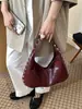 Bolsa de ombro grande com tachas para mulheres, novo estilo coreano 2026, bolsa de axila casual e moderna para saídas diárias