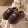 Chinelos macios de algodão pelúcia para mulheres, chinelos de algodão com sola grossa que aumentam a altura para uso interno em casa, chinelos peludos antiderrapantes para casais para o inverno