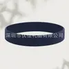 Pulseira de silicone de cor sólida em estoque atacado adulto criança pulseira de cor equipe abertura impressão pulseira brilhante fabricante