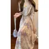 Elegante y discreto vestido de té floral vintage francés con cintura ceñida y un corte favorecedor para el verano de 2026
