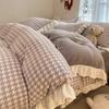 Juego de cama de cuatro piezas de terciopelo coral de leche engrosado de doble cara, ropa de cama de franela de invierno, falda de cama más gamuza, sábanas, funda de edredón