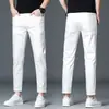 Jeans brancos de alta qualidade para homens, novas calças retas slim fit de outono, calças compridas casuais masculinas da moda, estilo novo