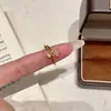 Nuevo Anillo de Flor Dorada para Mujer, Exquisito y de Moda, Lujo Ligero con Incrustaciones de Diamante, Banda Abierta Ajustable, de Nicho y Versátil