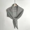 Novo xale triangular vazado em mistura de lã, um cachecol triangular de tricô suave e estiloso, perfeito para usar em camadas na primavera e no outono, e disponível para atacado