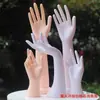 Accesorios de mano de modelo femenina, mano de modelo para arte de uñas, mano de modelo con peso, guantes falsos para exhibir anillos y joyas en sesiones de fotos