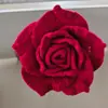 Un Gigante Ramo de Rosas Rojas Tejido a Mano como Regalo Creativo para el Día de la Mujer, Adecuado para Niñas, Mejores Amigas o Mamá