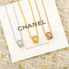 Colar Pequeno Dourado com Pingente V Estilo Chanel Banhado a Ouro 18K Versão de Luxo Novo Feminino Padrão Coco Diamante Pingente Artesanal CNC Corrente para Clavícula