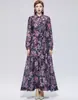 Foto Real de un Vestido Estampado de Alta Gama Estilo Francés con Cuello Alto, Mangas Largas, Cintura Ceñida y Falda Evasé, Viene con un Top sin Tirantes