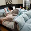 Juego de ropa de cama de cuatro piezas estilo lujo para invierno, color liso, de terciopelo de leche, con funda de edredón de franela gruesa por ambos lados y sábana bajera.