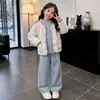 Conjunto Grueso de Otoño e Invierno para Niñas Abrigo Suéter de Lana para Niños Nuevo Estilo 2026 Conjunto de Tres Piezas con Sudadera con Capucha para Niñas Grandes