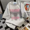 Camiseta de Manga Curta com Estampa de Letras para Mulheres, Marca Americana de Moda de Rua, Design Estiloso, Top Estilo Casal para o Verão 2025