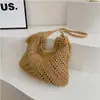 Bolsa de praia de crochê feita à mão com bolso interno de cordão, apresentando um design vazado, perfeita para um look casual, artístico e boêmio. Pode ser carregada como uma bolsa de ombro ou uma sacola.