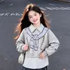 Conjunto de top a rayas de bloques de color cosido y jeans versátiles para niñas, estilo escolar, fresco y simple, para niños de mediana edad y mayores, tendencia de otoño.