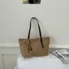 Bolso tote transfronterizo superventas estilo retro para mujer, nuevo modelo 2026, gran capacidad, decorado con remaches y flecos, bolso de hombro