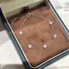 Pulseira versátil de luxo leve japonesa e coreana para o verão, pulseira de trevo de quatro folhas de design nicho para mulheres, pulseira da moda, delicada e romântica