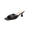 Versión de Piel de Vaca del Mismo Estilo Nuevo Verano 2025 Mula Francesa de Punta Cuadrada Plisada de Una Correa Zapatillas de Media Caña Tacones Altos para Mujer