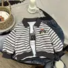 Chaqueta de otoño unisex a rayas para niños con cuello de solapa, con un divertido estampado de cachorro, suave y cómoda para el uso diario