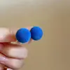 Brincos de Bola Coloridos com Floco para Mulheres 2025 Novos Acessórios Retrô Brincos Outono e Inverno Brincos de Alto Padrão Estilo Hong Kong