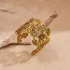Pulsera Abierta de Metal Hueca Redonda con Flor Europea y Americana Anillo para el Brazo Artesanía Pesada Transfronteriza Joyería de Nicho de Alta Gama Personalizada