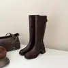 Botas femininas de bico quadrado, salto grosso e cano até o joelho, coleção outono/inverno 2026, modernas e versáteis, efeito emagrecedor, botas de equitação, botas de moda