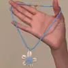 ¡Enamórate a primera vista! Diseño de Sesión de Fotos Veraniega Chica Dopamina en la Costa Collar Floral Azul con Perlas para Vacaciones