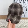 Gorra de béisbol de lana a cuadros retro para mujer, nuevo estilo otoño/invierno, gorra simple de pico de pato, diseño a cuadros americano, hace que la cara parezca más pequeña, visera curva