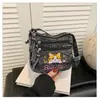 Bolsa de brim lavada bordada com gato fofo, nova, transfronteiriça 2026, para mulheres, bolsa de ombro e transversal versátil com múltiplos bolsos