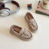 Zapatos casuales retro con borlas versátiles de cuero para niñas 2025 Verano Nuevos zapatos de suela blanda Zapatos slip-on para niños